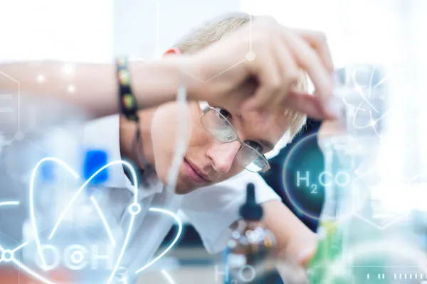 młody człowiek w laboratorium