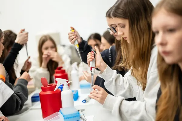 Młodzież w laboratorium z pipetami