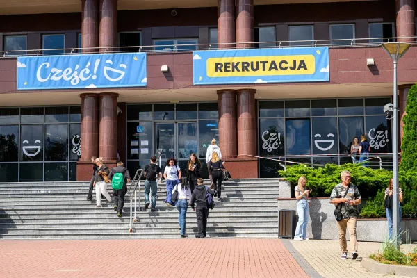Wejście do budynku Biblioteki Uniwersyteckiej UWM