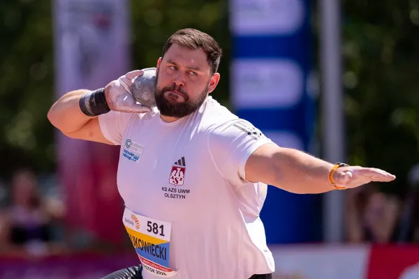 Konrad Bukowiecki podczas pchnięcia kulą 