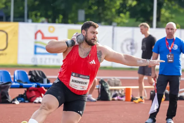 Konrad Bukowiecki pcha kulę podczas Memoriału Ludwichowskiego
