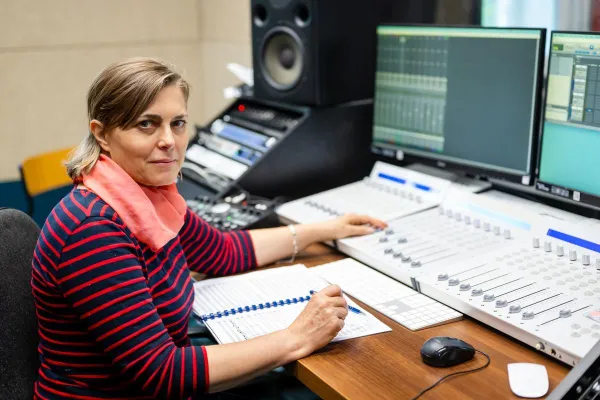Julitą Emanuiłow w studio nagraniowym