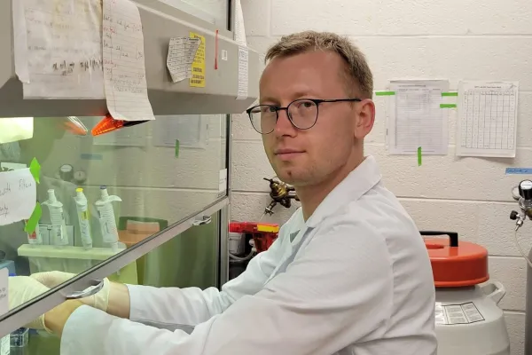 Dawid Sigorski w laboratorium 