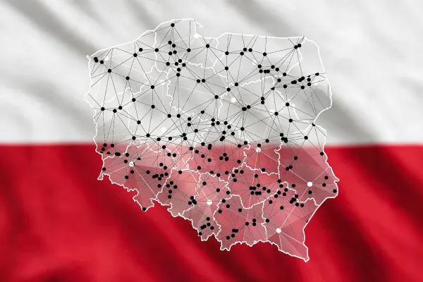 Grafika przedstawiająca mapę Polski na tle barw narodowych i czarne punkty  