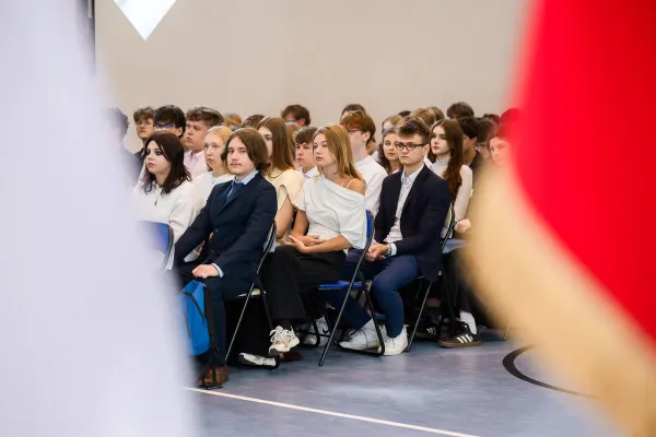 uczniowie na rozpoczęciu nowego roku szkolnego
