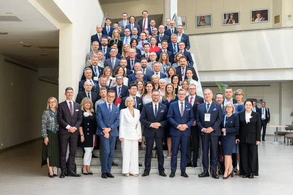 zdjęcie grupowe na schodach Centrum Konferencyjno-Szkoleniowego upamiętniające jubileusz 25-lecia Wydziału Prawa i Administracji UWM