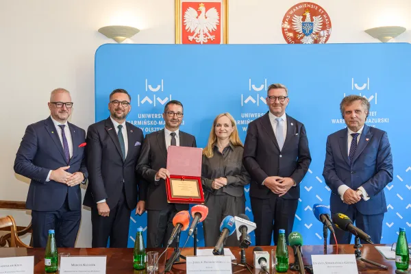 konferencja prasowa na UWM. Od lewej stoją: Radosław Król, Marcin Kulasek, Bogdan Włodarczyk, Jolanta Sobierańska-Grenda, Jerzy Przyborowski, Jacek Karnowski