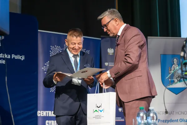 rektor UWM prof. Jerzy Przyborowski gratuluje i składa życzenia jubilatowi prof. Wiesławowi Pływaczewskiemu
