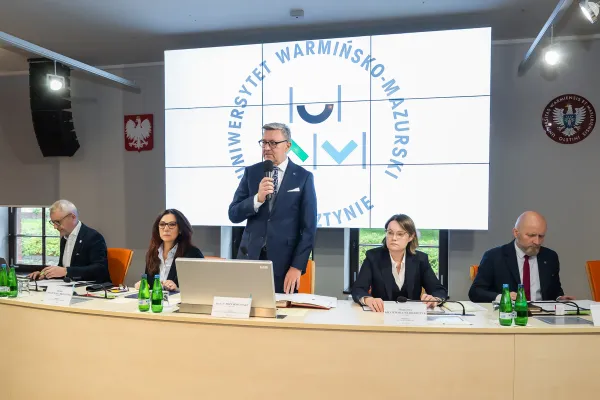 Obrady Senatu UWM - rektor przemawia