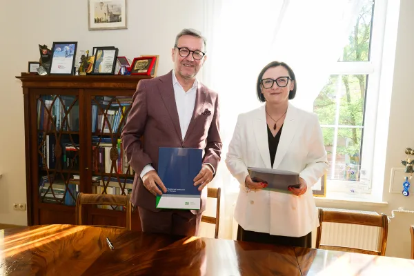 Prof. Jerzy Przyborowski i Aneta Wiecha-Wasiluk pozują do zdjęcia z podpisaną umową