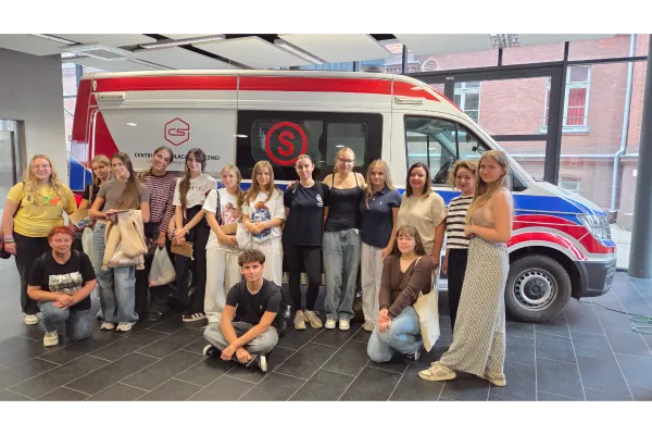 Młodzież polonijna na obozie medycznym: zajęcia w laboratorium 