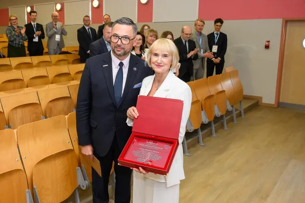 prof. Krystyna Szczechowicz i minister Marcin Kulasek po wręczeniu petycji