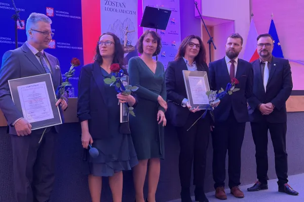 Gala Lodołamaczy 2026 - prorektor Mariola Grzybowska-Brzezińska odbiera statuetkę