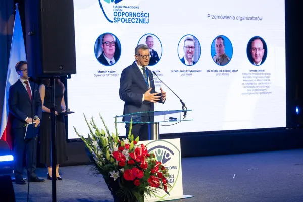 Rektor UWM, prof. Jerzy Przyborowski przemawia podczas I Międzynarodowego Forum Odporności Społecznej