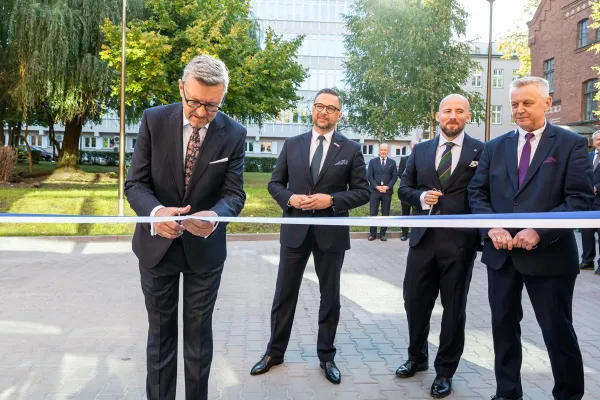 Rektor UWM przecina wstęgę podczas otwarcia nowych budynków WNE i WG