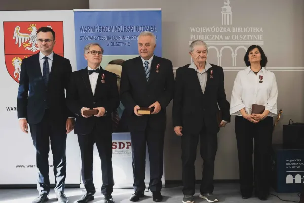 Nagrodzeni medalami pozują z wiceministrem / fot. Piotr Markowicz