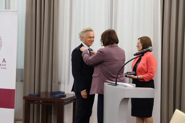 Prof. Mariusz Rutkowski odbiera medal