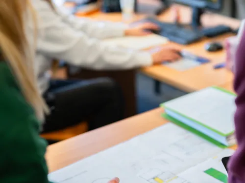 Studenci na zajęciach z książkami