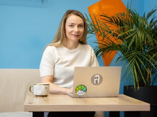 Kamila Naumowicz przy komputerze 