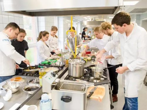 studenci UWM gotują w  Centrum Gastronomii z Dietetyką i Biooceną Żywności