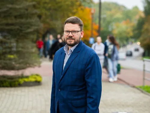 dr Michał Dąbrowski pozuje do zdjęcia w Kortowie 