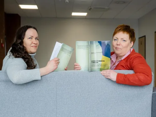 Naukowczynie siedzą z książkami, fot. Janusz Pająk