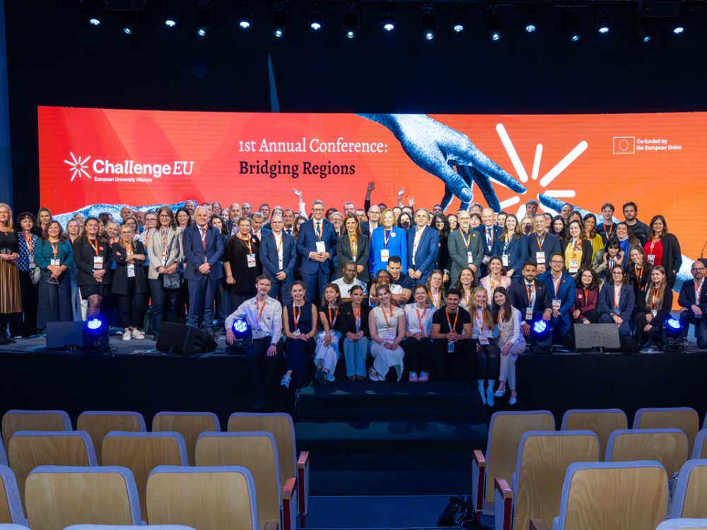 Zdjecie grupowe podczas konferencji sojuszu ChallengeEU
