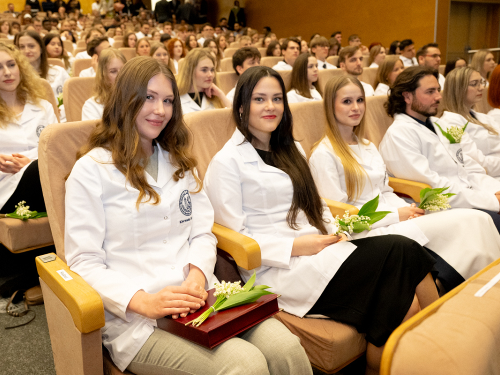 Studenci Wydziału Lekarskiego w białych lekarskich fartuchach