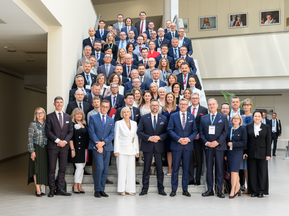 zdjęcie grupowe na schodach Centrum Konferencyjno-Szkoleniowego upamiętniające jubileusz 25-lecia Wydziału Prawa i Administracji UWM
