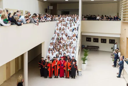 Symboliczna uroczystość na UWM: studenci Collegium Medicum założyli białe fartuchy