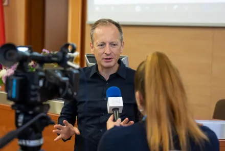 Konrad Piasecki podczas MSKN na UWM: Dziennikarz twarz ma tylko jedną