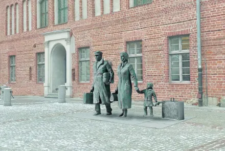 Artysta z Wydziału Sztuki prezentuje projekt rzeźby „Osiedleńcy”