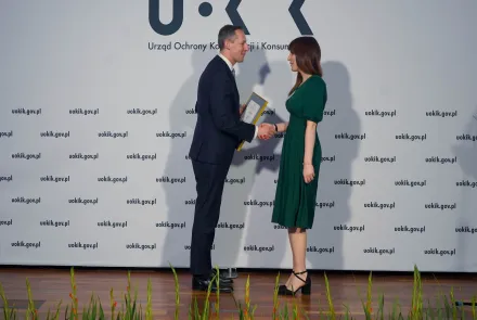 Absolwentka prawa na UWM wyróżniona przez prezesa UOKiK