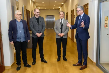 W Galerii Rektorskiej otwarto wystawę grafik prof. Aleksandra Woźniaka z UWM