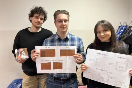 Studenci z Wydziału Geoinżynierii UWM przygotowują budy dla psów ze schroniska