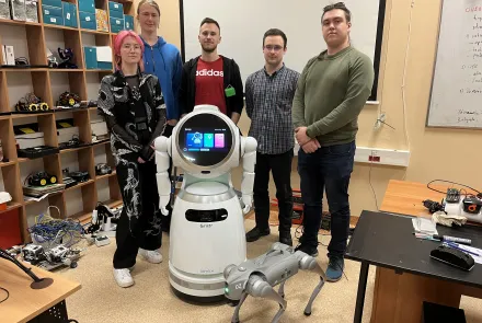 Studenci z UWM programują robota, który ma zostać recepcjonistą 