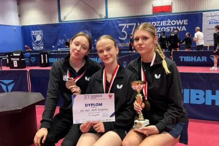 Medale młodzieżowych mistrzostw Polski dla tenisistek stołowych z UWM