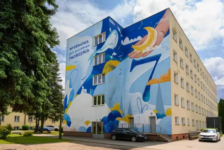 Wyobraźnia jest początkiem tworzenia, czyli kortowski mural z przesłaniem