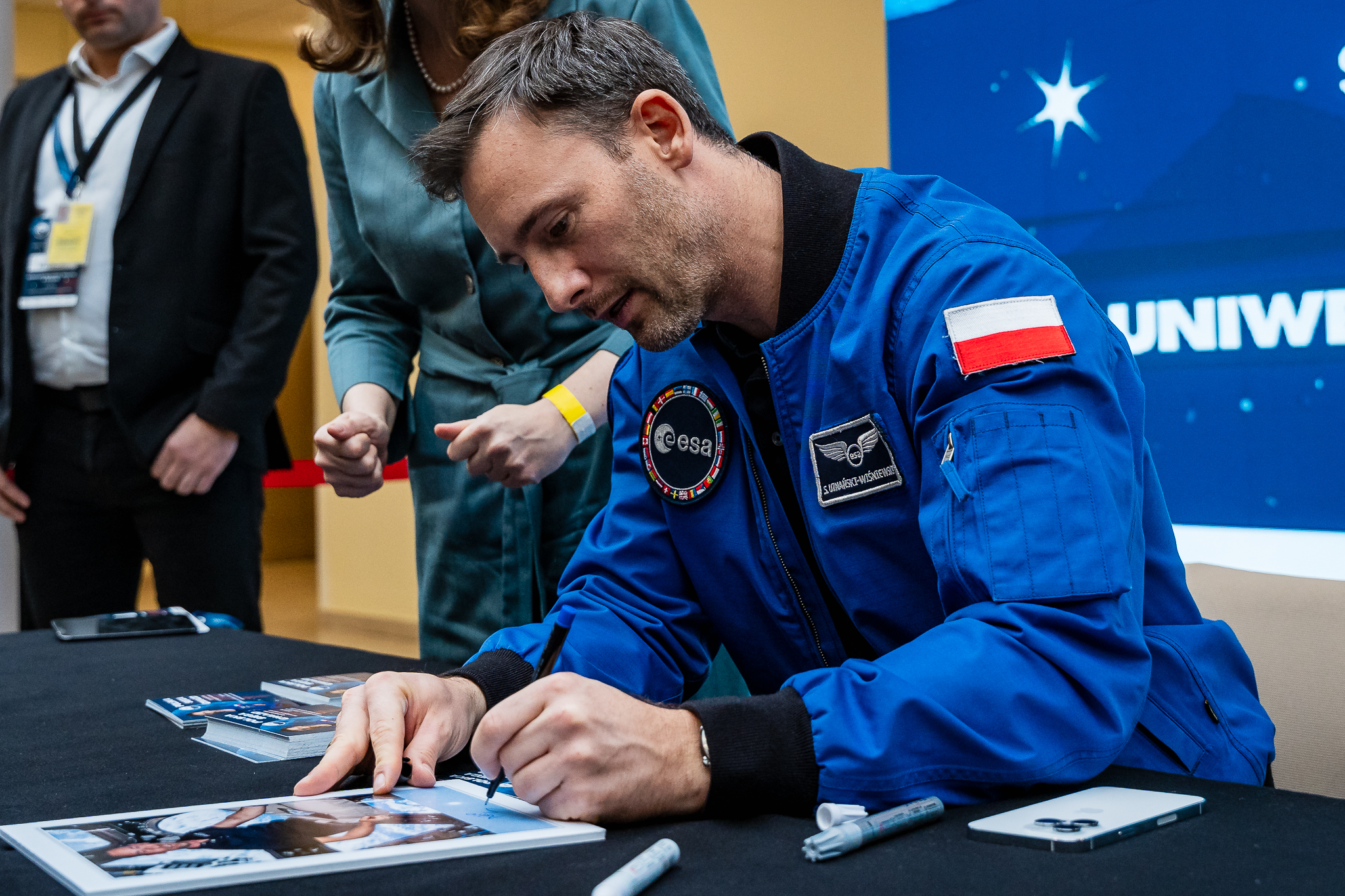 dr Sławosz Uznański-Wiśniewski rozdaje autografy 