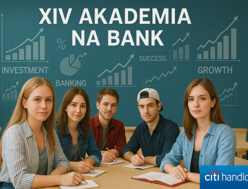Grupa studentów przy stoliku z tablicą z wykresami w tle – XIV Akademia na Bank